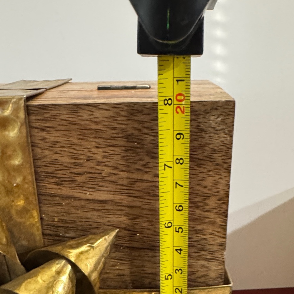 Vintage Wood decorative box with a hammered brass ribbon and bow - Picture 14 of 14